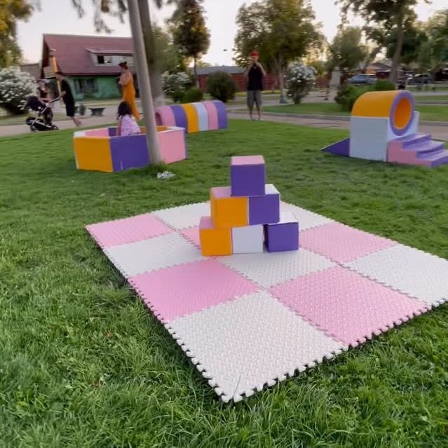 Plaza blanda Babylia instalada en un parque de Santiago